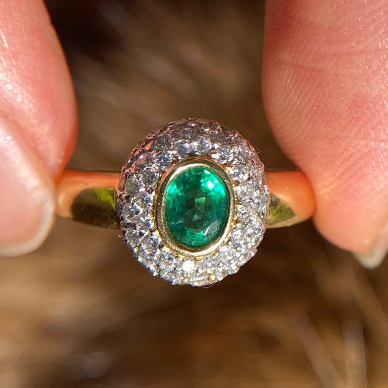 18ct Vintage Halo Diamond Emerald Ring 4.7g
