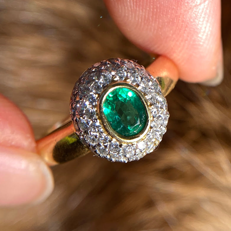 18ct Vintage Halo Diamond Emerald Ring 4.7g